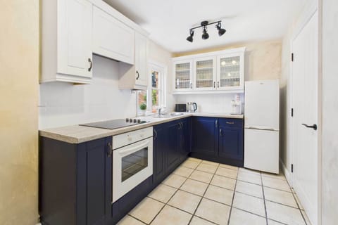 Dame Alice Street, Bedford - Host & Stay