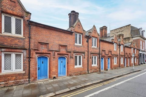 Dame Alice Street, Bedford - Host & Stay