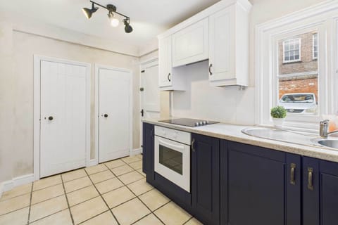 Dame Alice Street, Bedford - Host & Stay