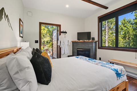 Queen bed with a view!