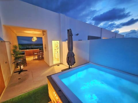 Amoré Skyline Luxe Condo with/Rooftop (2299)