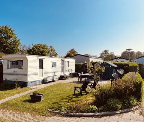 Front of the chalet with garden of ZP 340 – Camping de Zandput.
