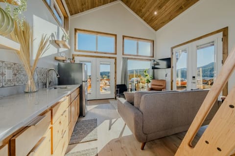 Views back to the deck.