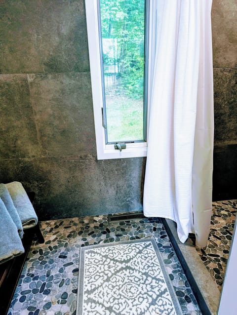 Luxury towels, bench and good lighting in the shower area.
