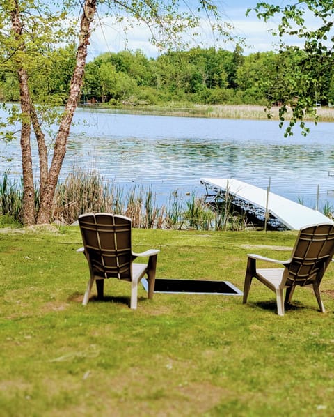 Relax by fire pit, soak up the sun and fish off the dock! 