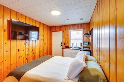 Spearfish Vacation Rental | Studio | 1BA | 200 Sq Ft | 1 Step Required