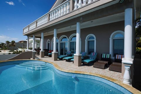 Casa Del Sol, Oceanfront Villa in West Bay.