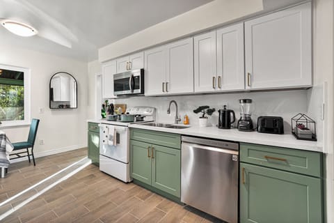 Convenient kitchen equipped with a dishwasher for hassle-free cleanup!