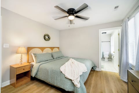 Rest easy in the comfy Queen bed

