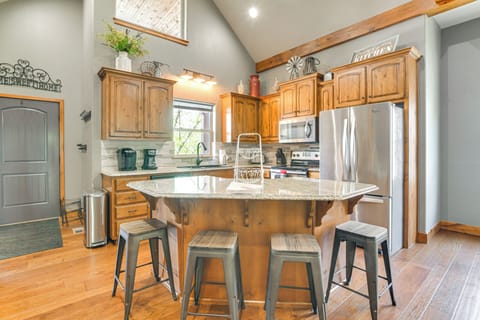 Kitchen | Main Level | Keurig & Drip Coffee Makers | Dishwasher