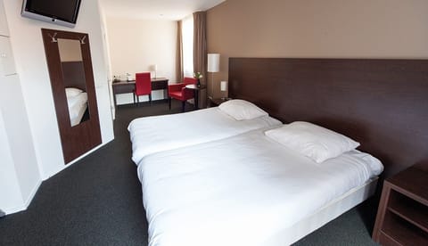 Unit with 2 Single beds. Exact unit will be assigned upon arrival. Views, colors, and decor may vary.