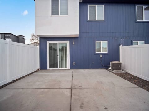 The parking pad out back has easy access to the unit after check in. 