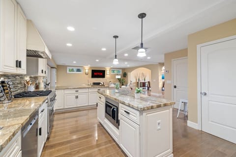 This open-concept kitchen flows effortlessly into the living space—perfect for cooking, entertaining, and catching your favorite Netflix show without missing a beat. 🍳📺✨