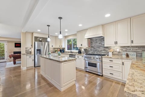 Whip up gourmet meals in this sleek, fully equipped chef’s kitchen—featuring granite counters, high-end appliances, and an open layout perfect for entertaining. 🍷🍳