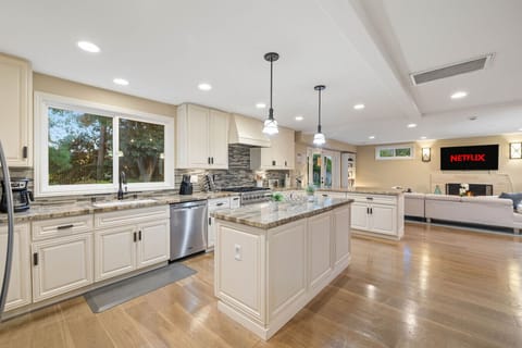 Bright, spacious, and effortlessly connected—this modern kitchen and living space is made for cooking, entertaining, and cozy nights with Netflix by the fire. 🍷🔥📺