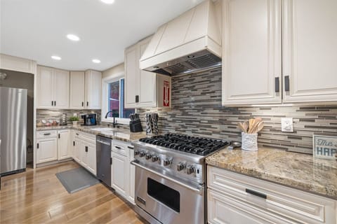 Channel your inner chef in this gourmet kitchen—featuring a professional-grade Viking range, granite countertops, and all the essentials to cook, sip, and savor in style. 🍝🔥