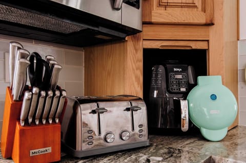Breakfast or snack time made easy! Enjoy fresh toast, whip up quick bites with the Ninja air fryer, or press the perfect quesadilla — this well-stocked kitchen has all the gadgets you need to keep everyone happy and fueled for Indy fun!