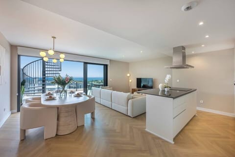 Modern and minimalist 3 bedroom flat with excellent sea view in Estepona (1)