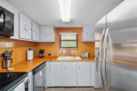 Fridge, Microwave, Oven, Dishwasher, Standard Coffee Maker- Fully stocked kitchen