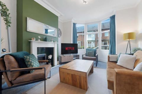 Spacious living room equipped with a SMART TV with Netflix and plenty of space to sit down and relax. 