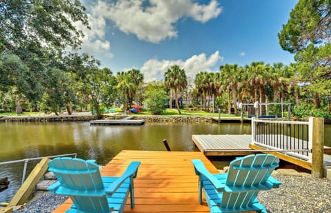 Crystal River Vacation Rental | 2BR | 1.5BA | 976 Sq Ft | Stairs Required