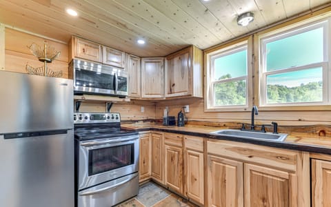 Kitchen | Dual Drip/Keurig Coffee Maker | Dishwasher | Toaster | 1st Floor