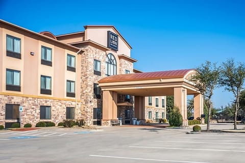 Pull in and park easily at the wide, open frontage.