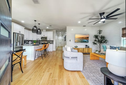 Enjoy open layout for seamless transitions. (Tux "Sea" Do)