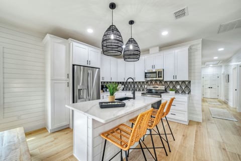 Fully-equipped kitchen. (Tux "Sea" Do)