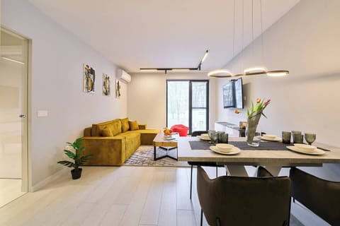 Relax, dine, and unwind in style — you’ll love this bright, open space! Ask us what’s nearby for dinner plans.