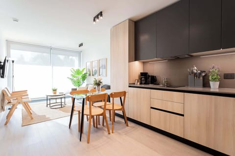 Bright and modern kitchen with stylish dining area, perfect for family meals or entertaining friends in a cozy atmosphere.