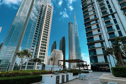 Outdoor Oasis: Immerse yourself in Dubai`s skyline with luxurious outdoor spaces and stunning views!