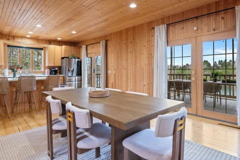 Indoor dining for 6, plus 8 more on the screened-in porch.