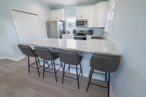 Eat-in kitchen w/ large pantry