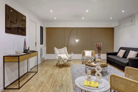 Bienvenu dans notre pièce de vie, vous y retrouverez deux canapés convertibles confortables, un coin repas, la cuisine et une TV !