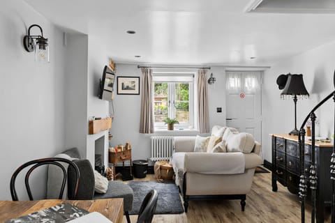 Open plan living area - Apothecary Cottage