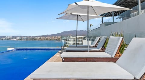 Roof Top Pool & Roof Top Area
