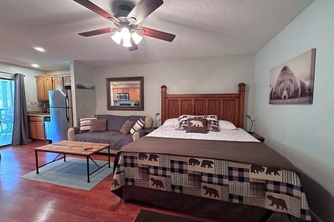 Welcome to AV 11.
Unit features a King-sized bed for maximum comfort.