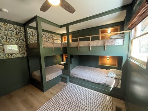 Bunkroom with 4 twin beds