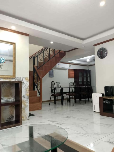 Spacious seating area-  Inviting atmosphere for conversation or relaxation (A/C)