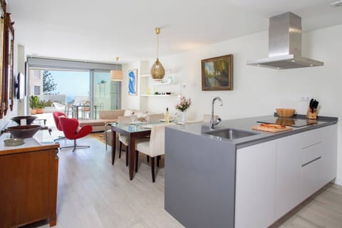 Cocina abierta, comedor y salón