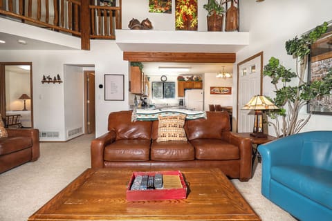 Living Area w/ Queen Sofabed