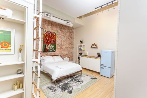 Spacious Studio loft with 12 Ft. Ceilings and Kitchenette