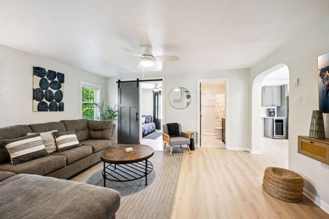 Relax watching a movie or your favorite show in the cozy LR with Smart TV!