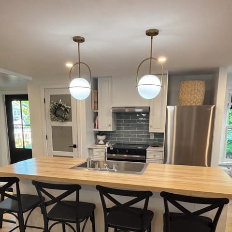 Fully stocked kitchen with under counter ice maker.