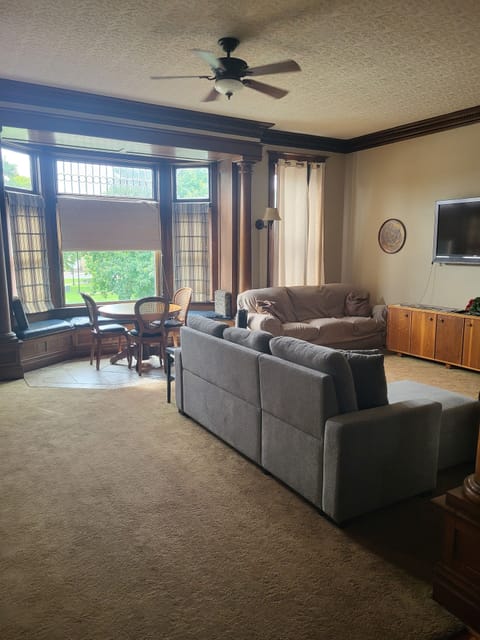 Large spacious living room, with two pull out couches.