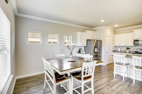 Dining Table | Dishware & Flatware