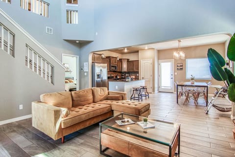 Spacious & Cozy Living Room / Smart TV