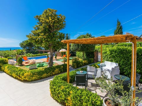 Garden, Leisure, Resort, Swimming Pool, Landscaping, Shade, Umbrella, Outdoor Furniture, Eco Hotel, Backyard