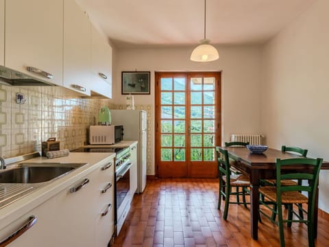 Flooring, Wood, Interior Design, Kitchen, Furniture, Floor, Ceiling, Countertop, Home, Room